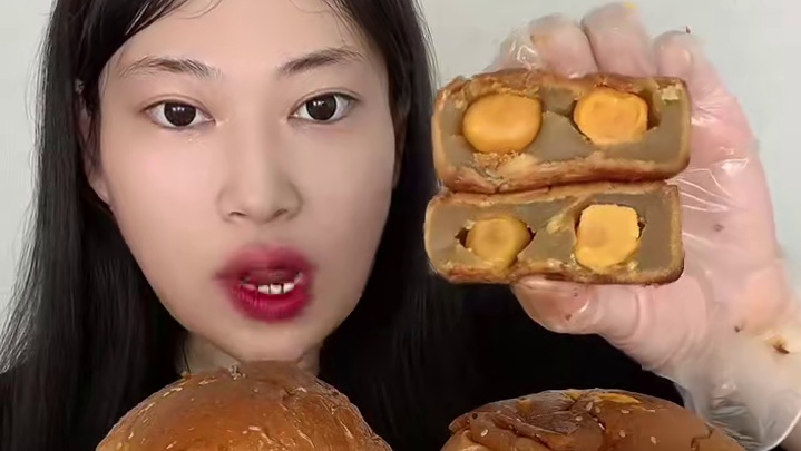 #汉堡包 #蛋黄莲蓉月饼 口感柔软 不干不硬 蛋黄沙沙口感 咸香不腻#妈呀太香了 #美食推荐 #这也