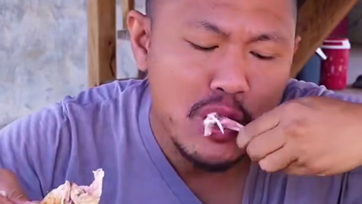 酸辣木瓜丝️碳烤大公鸡 #美食 #户外美食 #泰国美食 #内容启发搜索