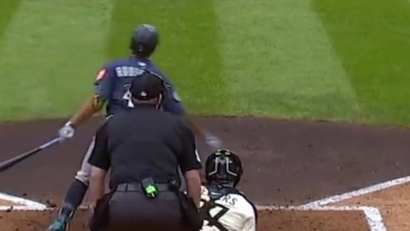 投手真的有蜘蛛感应！？今日双城先发投手西蒙-伍兹-理查森面对一颗强劲的平飞球，手套向下一伸轻松拿捏，