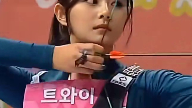 甜酷反差封神！射箭女神霸榜全球最美7年 #周子瑜 
◾️拉弓冷脸VS甜笑暴击心脏遭双重暴击  
◾️