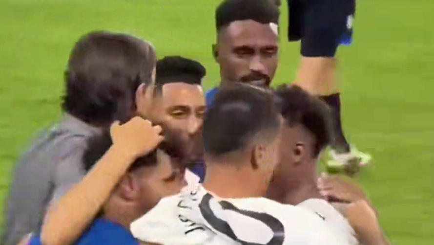 亚洲独苗！小因扎吉率领利雅得新月小组第二出线，赛后他进场与队员们拥抱，坎塞洛将在16强对阵老东家曼城