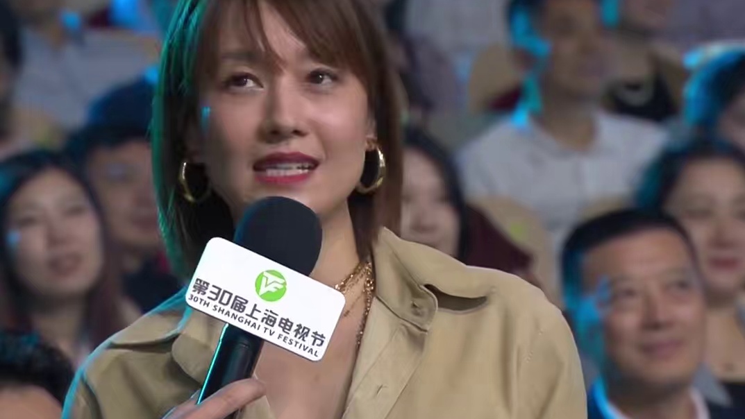 #王安宇  为#马伊琍  送上蒲公英，期待她带回阿勒泰的风。#第30届上海电视节  #上海电视节