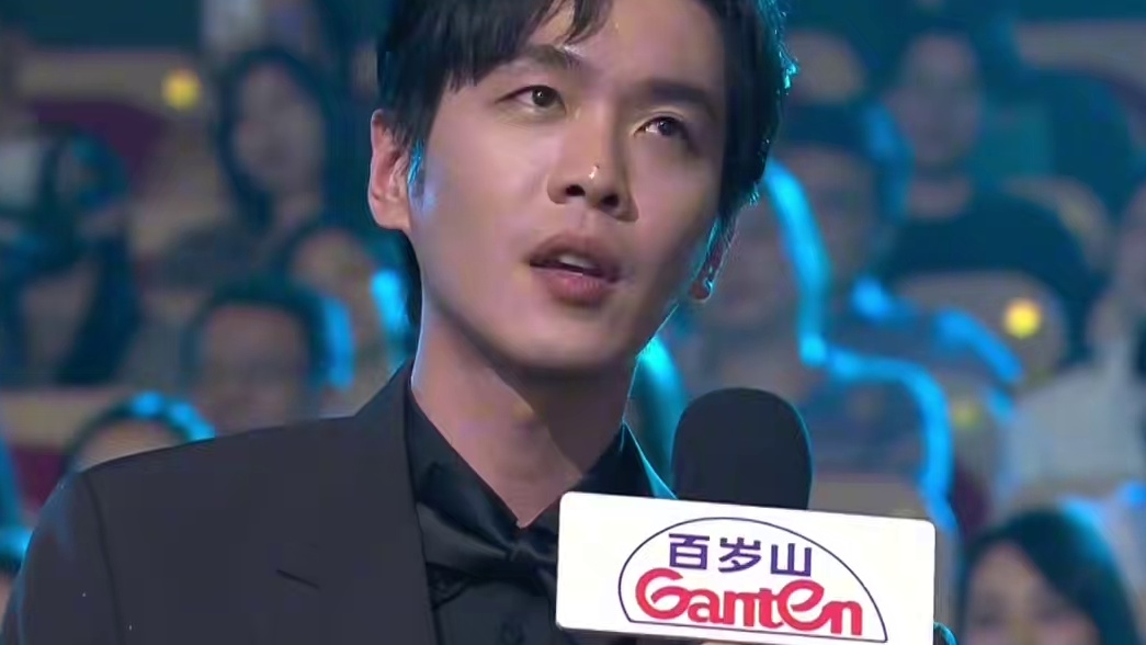 #张若昀  问吃什么能缓解紧张？吃点萝卜顺顺气～！#第30届上海电视节  #上海电视节