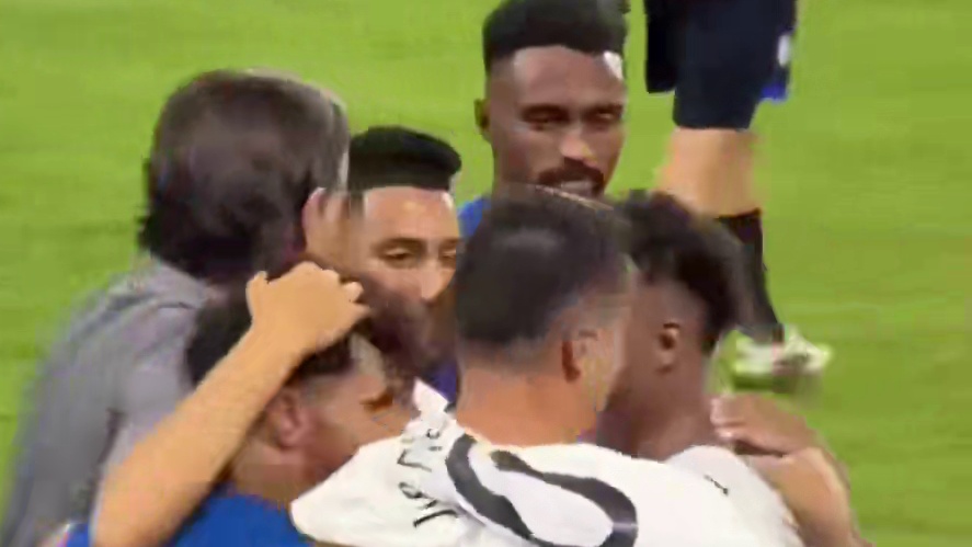 亚洲独苗！小因扎吉率领利雅得新月小组第二出线，赛后他进场与队员们拥抱，坎塞洛将在16强对阵老东家曼城