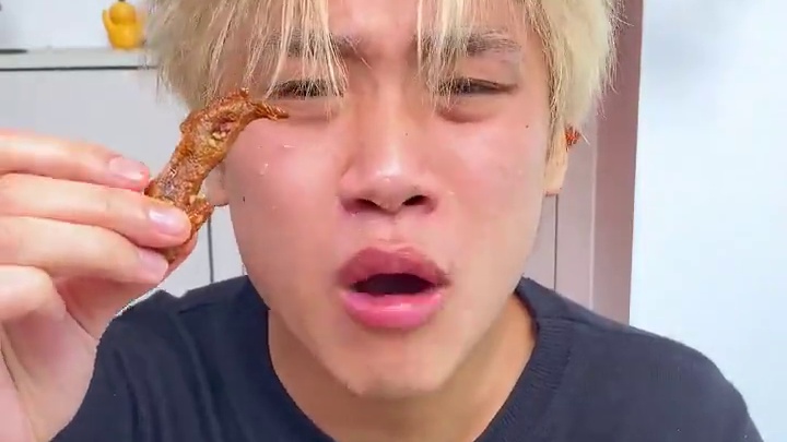 越吃越想吃，越辣越上头的虎皮翅尖，真是太过瘾了#好吃到停不下来  #追剧小零食  #零食推荐