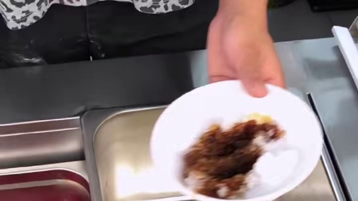 街边自助冰粉才6元一碗！！二十几种小料随便加~