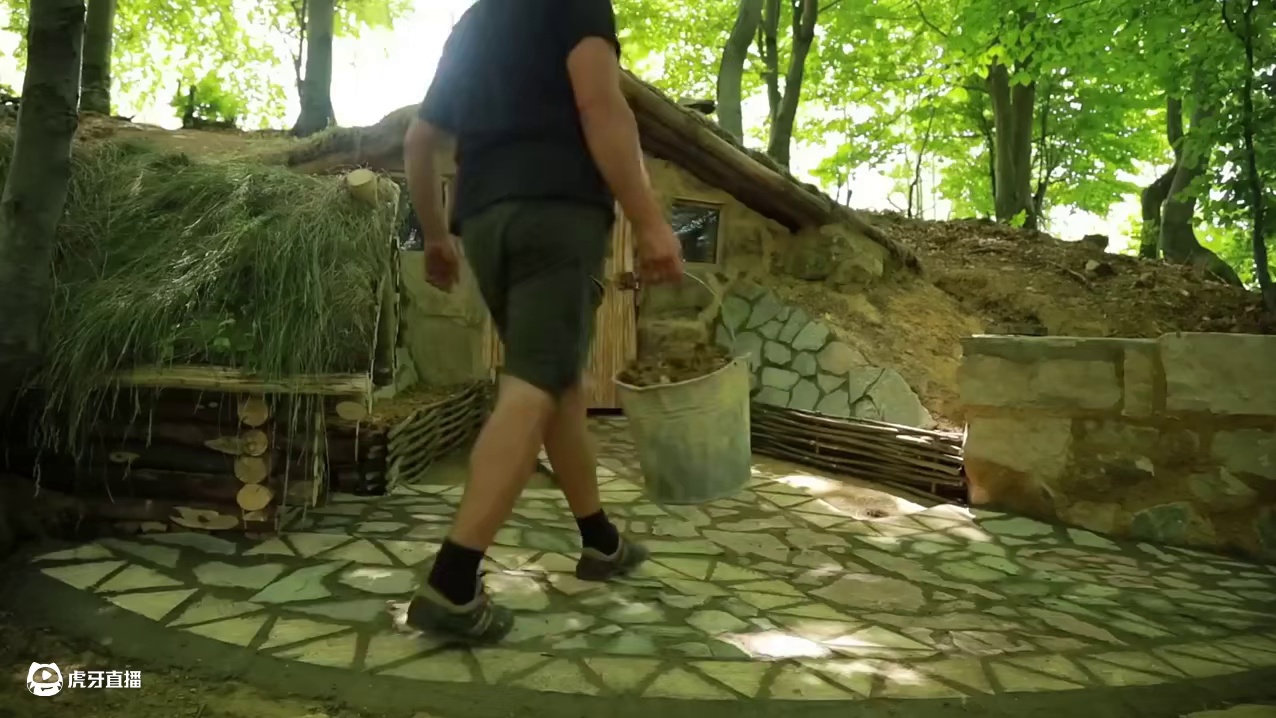 第1集：野外建造：男人搭建了漂亮的荒野小屋，还吃上了烤鸡