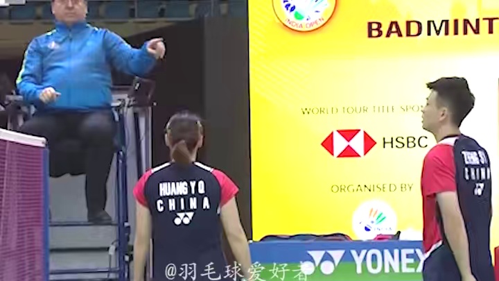 教练提前庆祝被判得分无效，张军现场查规则也是相当可爱。 #羽毛球