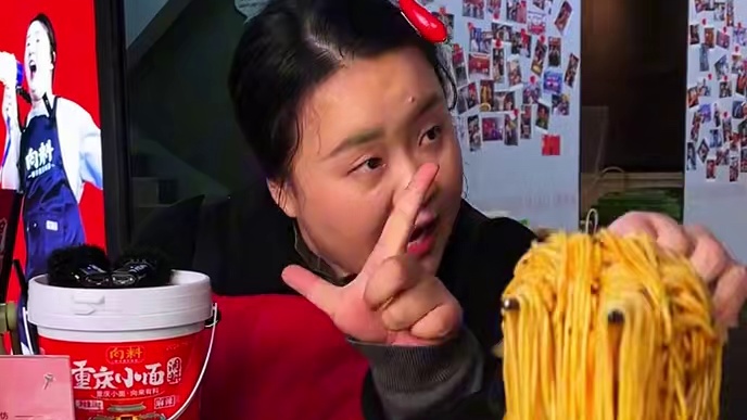 能吃8个霸王蹄花的四川美女挑战2斤小面，一直说好吃夸得胖妹都不好意思了，旁边大哥看得也是口水直流！#