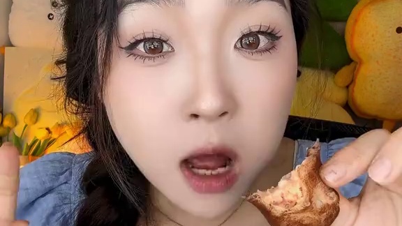 我宣布这个新口味太对我口味啦！草莓冻干吃起来酸酸的，白巧甜甜的！口感贼好！哇塞好爱好吃！！！甜而不腻