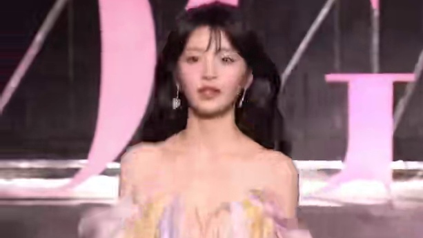 #田曦薇 芭莎红毯云朵公主创意造型，真的又被惊艳到！