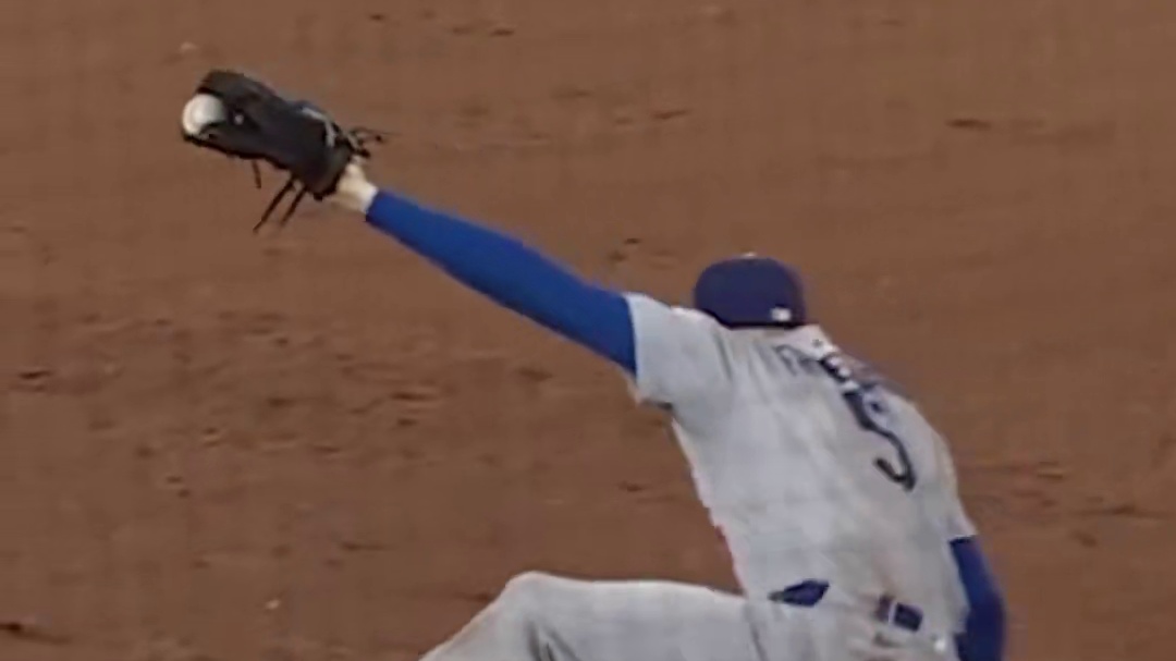 千钧一发！今日道奇与皇家战至九局下一出局满垒的危机局面，弗雷迪-弗里曼展现超高难度接球美技完成再见双