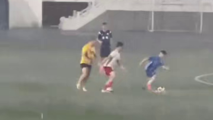 暴雨中的足球，热爱可抵万难
#足球 #足球本应如此 #杰森不懂球 #暴雨 #业余球员