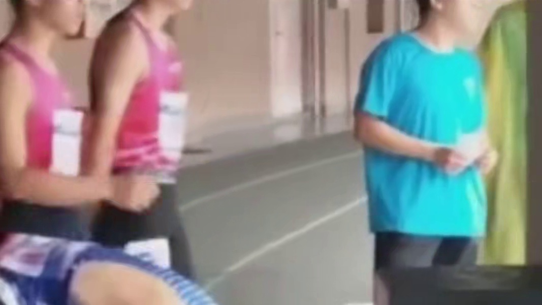 田径比赛误入小孩哥