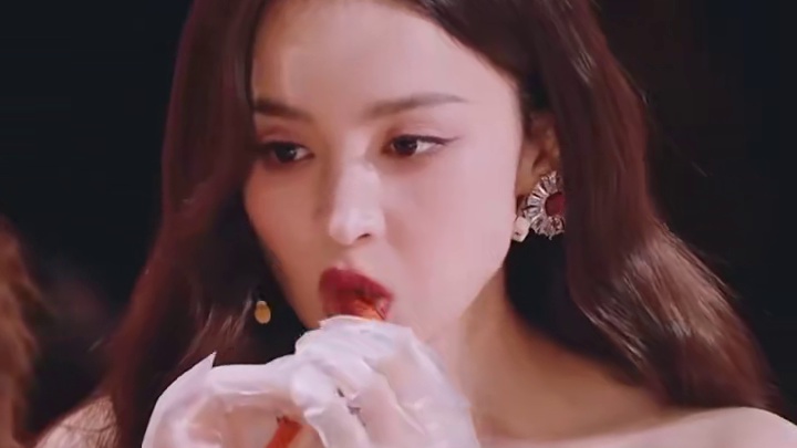 戚薇邀请娜扎同吃一根辣条，李承铉：我以为你改了