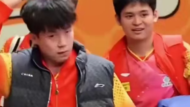 王楚钦从鞋里掏出一颗球