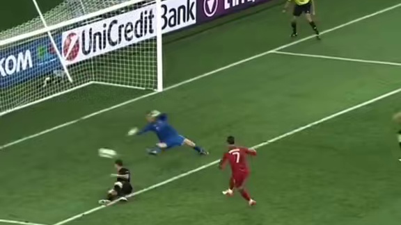 他就是有着球王之称的C罗，看他踢球真的是舍我其谁的气质