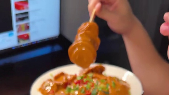 麻酱香浓不腻，#面筋糯韧有嚼劲，一包根本不够炫，疯狂回购！#零食推荐#追剧小零食