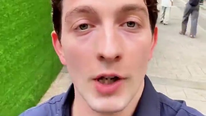 挖到宝了！没见过世面的小老外又被中国大西北的窑炉烤鱼迷倒了，一口入魂，香到尖叫！#窑炉烤鱼 #肴摆先