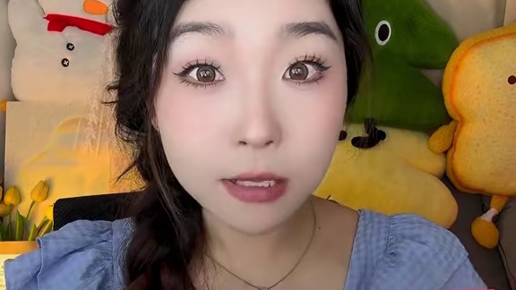 这个甜度真的降低了好多啊！好吃！真的好吃！草莓和生巧太搭了啊！#零食推荐 #草莓打糕 #这也太好吃了