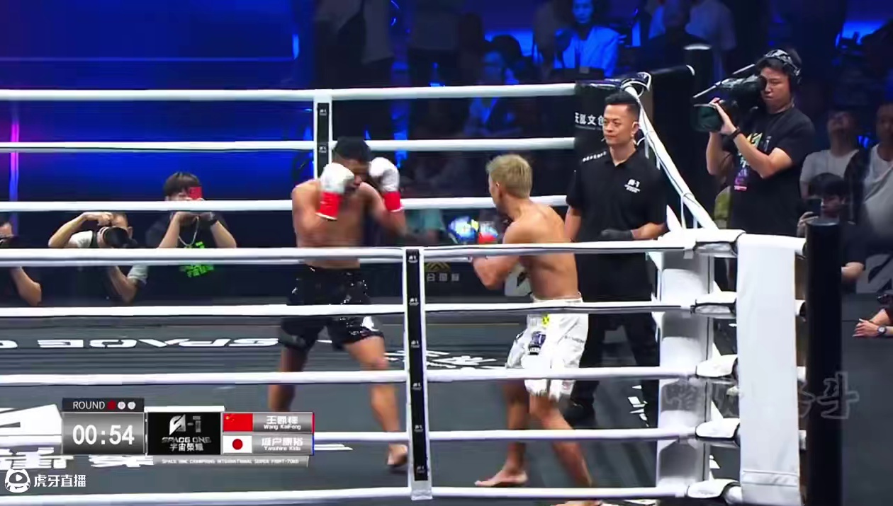 中国小将冷拳KO日本高手！霸气为一龙复仇，一龙上台激动发言 #格斗 #自由搏击 #一龙 #KO
