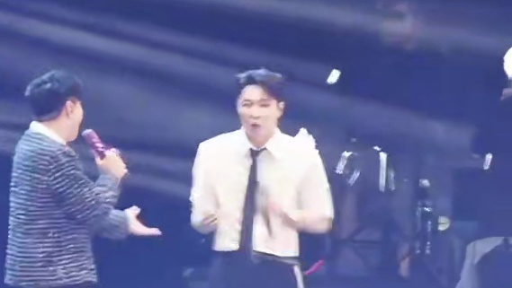“让我们一起欢迎张艺兴”林俊杰×张艺兴 两人再次合唱《翅膀》 #林俊杰#张艺兴#合唱#翅膀#林俊杰北