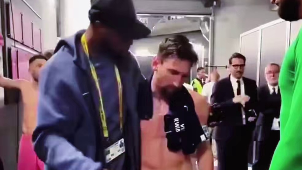 梅西赛后和前队友拥抱示意，和前巴塞罗那主帅恩里克相聊甚欢