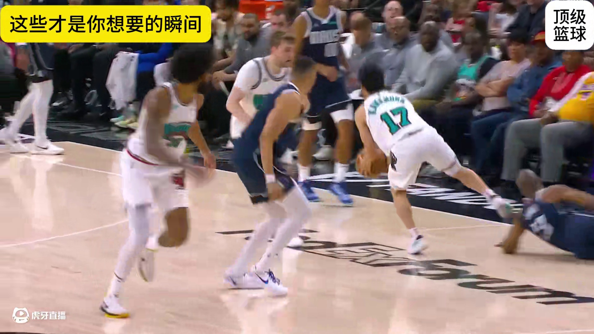 哈登丝滑的舞步，全场直接沸腾了