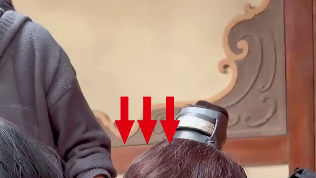 明明男星头发茂密，为何拍戏时都要粘假发？了解行业内幕原来是外行人不知道的秘密#朱一龙 #张一山 #剧