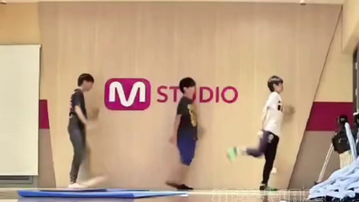 有人说"保密协议到期像拆盲盒"，可拆开才发现，里面装的是整个青春的安检票#TFBOYS #TFBOY