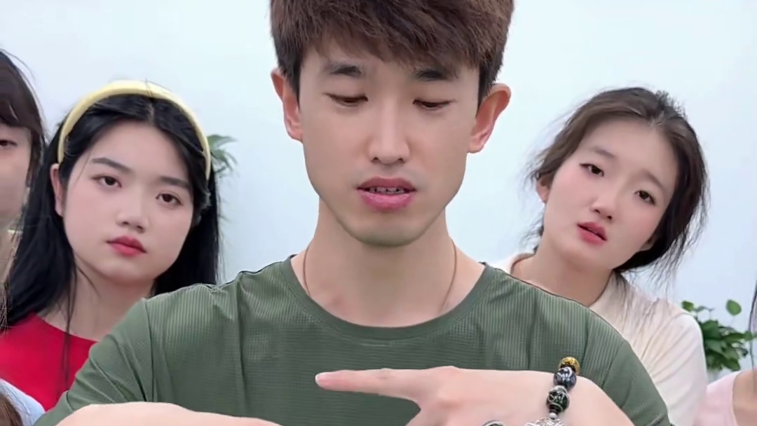 挑战左右手反相绕圈，你也来试试 #办公室搞笑 #真会玩系列