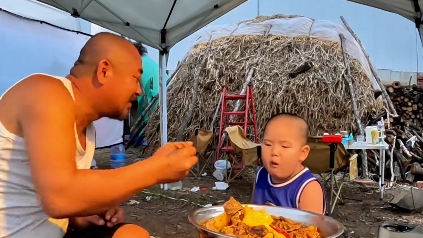 爷孙俩的夜宵又来了，牛腩小火锅吃的老美啦#露营美食 #户外野炊