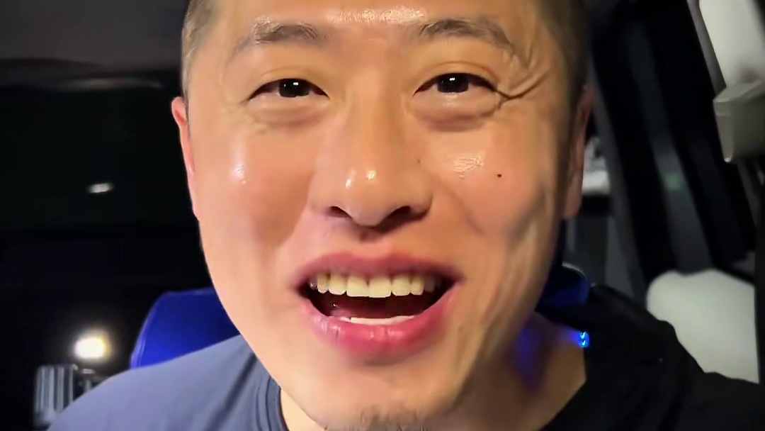 深夜爆辣烤羊腿快乐水嘎嘎香 #烤羊腿 #深夜放毒 #大口吃肉 #妈呀太香了