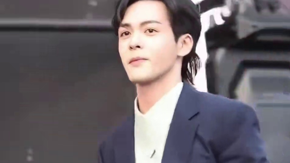 为何红毯走不好就是赔钱买卖？看到曾舜晞趴地上捡戒指，简直笑不活了#曾舜晞 #迪丽热巴 #娱乐评论大赏