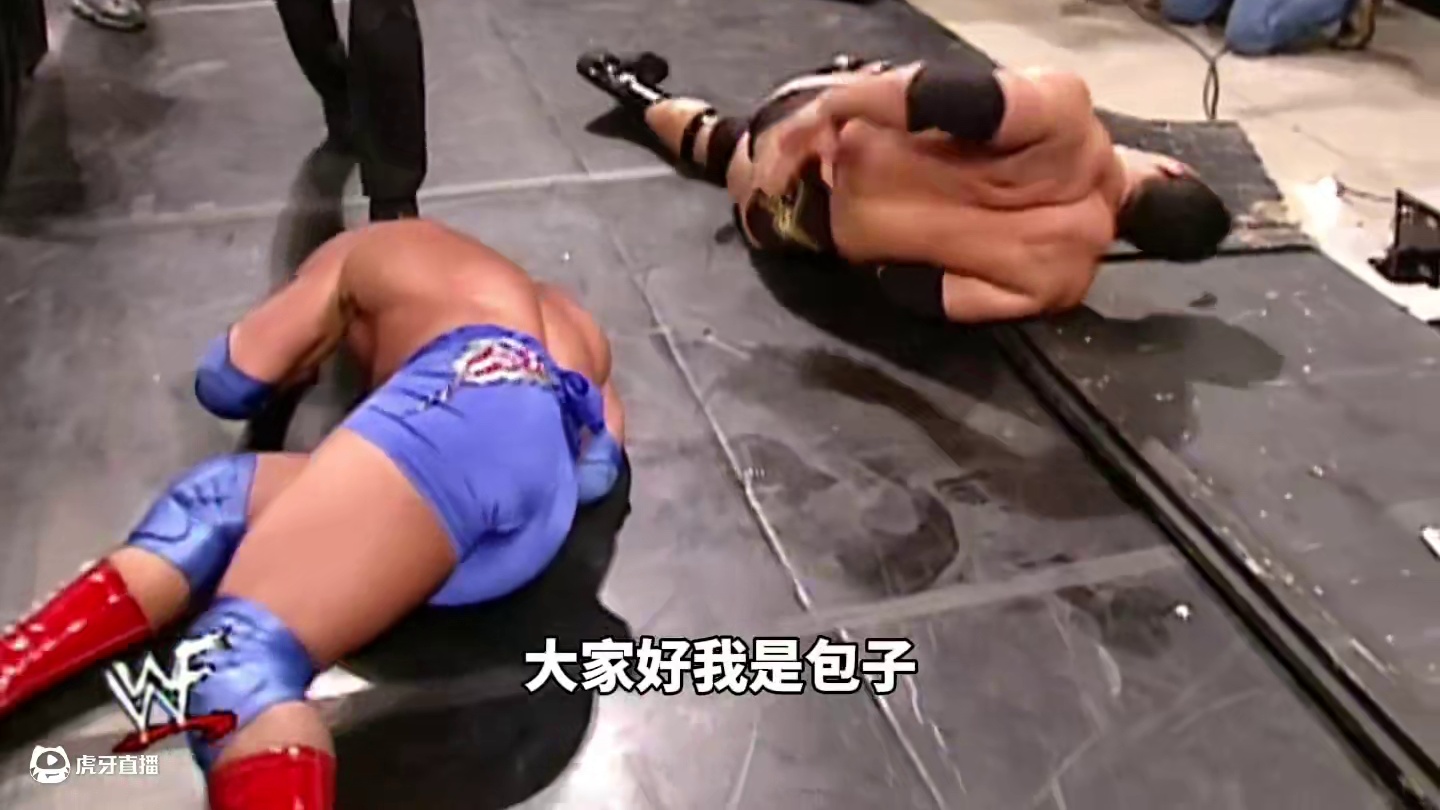 强森被夺铁椅彻底失控，裁判拦不住 