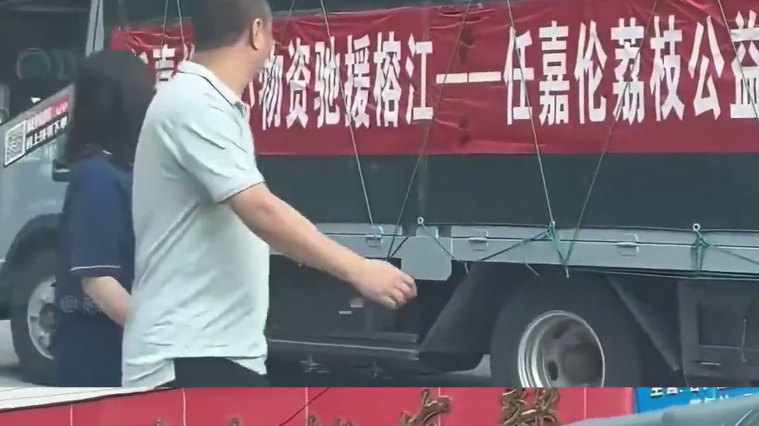 2025贵州水灾这一夜，看到“跪着的巨人”胡雷账户只剩5毛钱，才知啥叫榜样的力量
#胡雷 #韩红 #