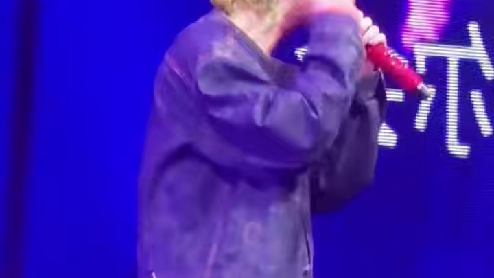 “我只想每个落日，身边都有你” #鹿晗#致爱#现场版Live#鹿晗上海演唱会