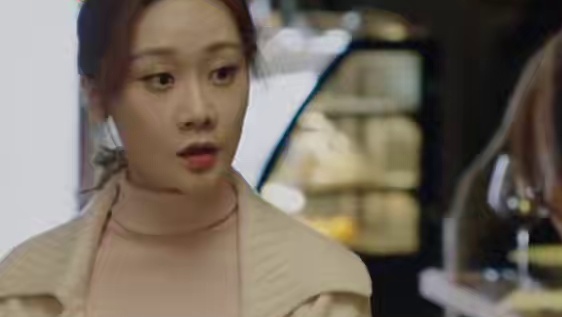 顾念和卓鹏找到许蔚学姐，想劝她不要容忍美国老公大卫对她的家暴。然而，许蔚的回应，却是一味地偏袒和包庇