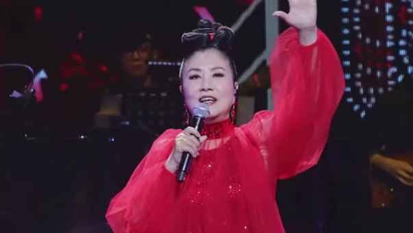 78 岁汪明荃开唱 情怀引争议