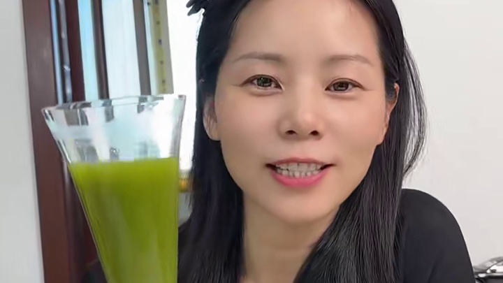 每天早上喝一瓶#颜值百分百 的#西芹汁 酸酸甜甜的，没有一点芹菜的怪味，真的很不错！
