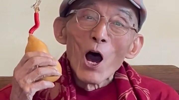 “济公”扮演者游本昌，为何等到鲐背之年才圆梦？看到21页申请书才懂他赤城的爱国之心#游本昌 #娱乐八