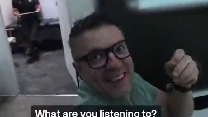 BONO差点儿被小Kimi吓出心脏病（bushi）～ 小Kimi连喊五声BONO都没得到回应，直接上