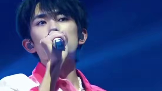 易烊千玺唱的《大城小爱》我简直是每天无限循环，声音太酥了！ #易烊千玺#大城小爱#现场版live#易