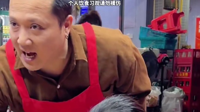 100斤不到的美女挑战3两螺蛳粉，2分钟不到吃完狂赚八戒2000元现金~#螺蛳粉