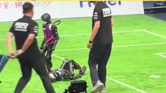 一场机器人足球比赛，现场最忙碌的居然是担架！#机器人足球大赛 #万万想不到 #足球