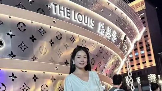 不是纽约是上海LV巨轮
拍照打卡点：
南京西路11口第一个花栏拍
Lv对面马路边拍【轮船整体】
太古