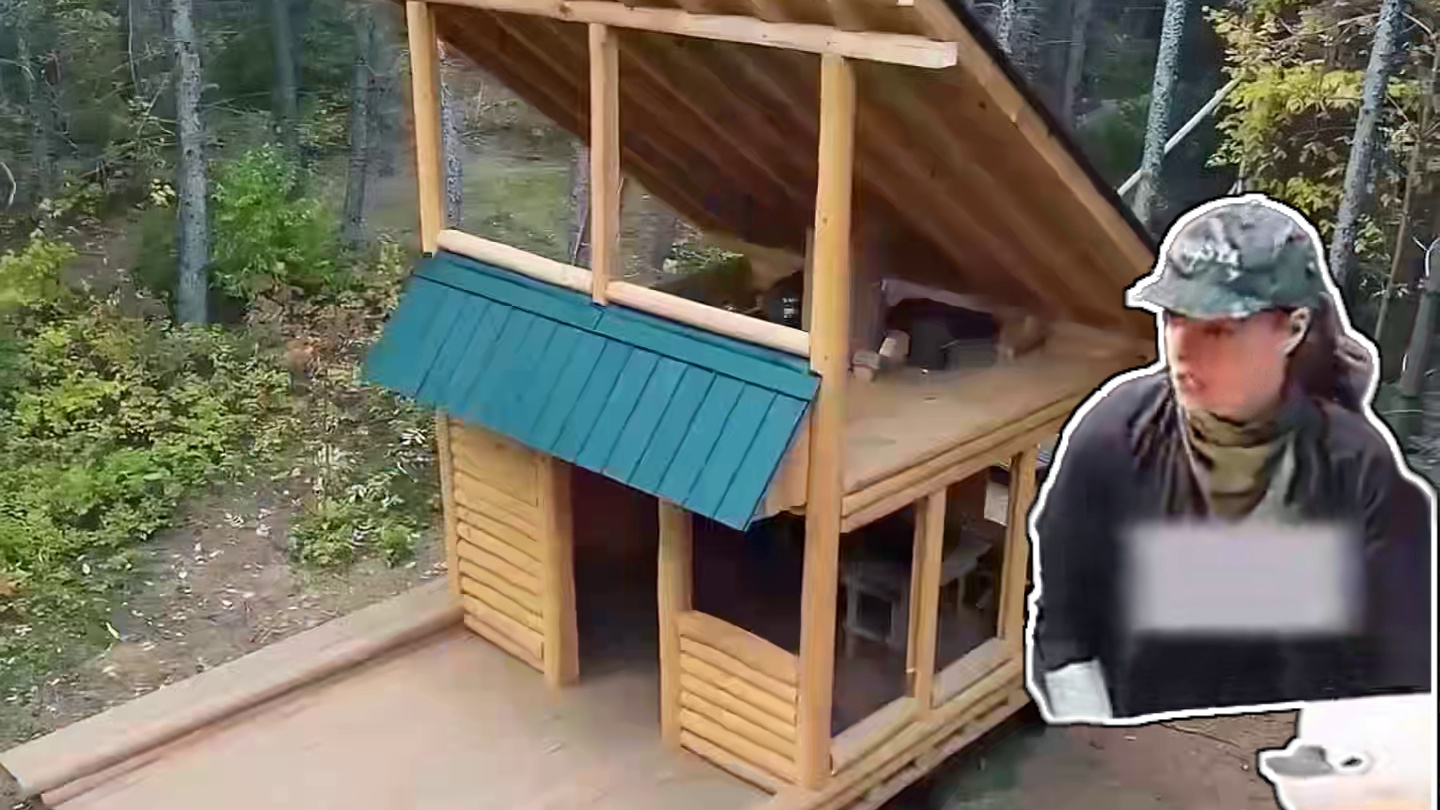 男人收集几百根原木，在原始森林搭建双层木屋，过程治愈成品惊人 #野外建造  #木屋搭建  #解压