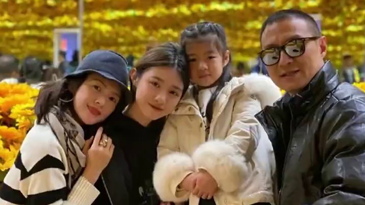小苹果跟爸爸#汪峰 一样高了，汪峰被偶遇带俩女儿逛街，哥子高挑的小苹果手搭着爸爸肩膀，汪峰则牵着小女