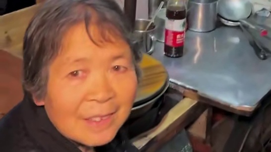 温州深夜街头偶遇老人家敲馄饨～这是一份吃了能回到童年的馄饨 暖心又暖胃～