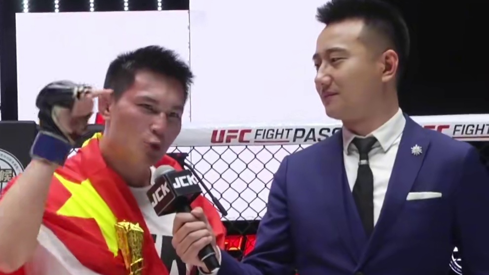 外国选手赛前疯狂挑衅，中国小伙暴怒，擂台上差点被锁窒息抬走！